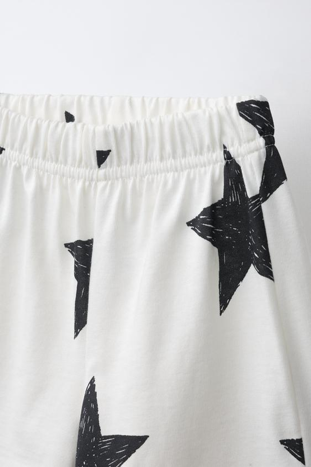 ZARA КОМПЛЕКТ ИЗ ФУТБОЛКИ И ШОРТ СО ЗВЕЗДАМИ, ЭКРЮ