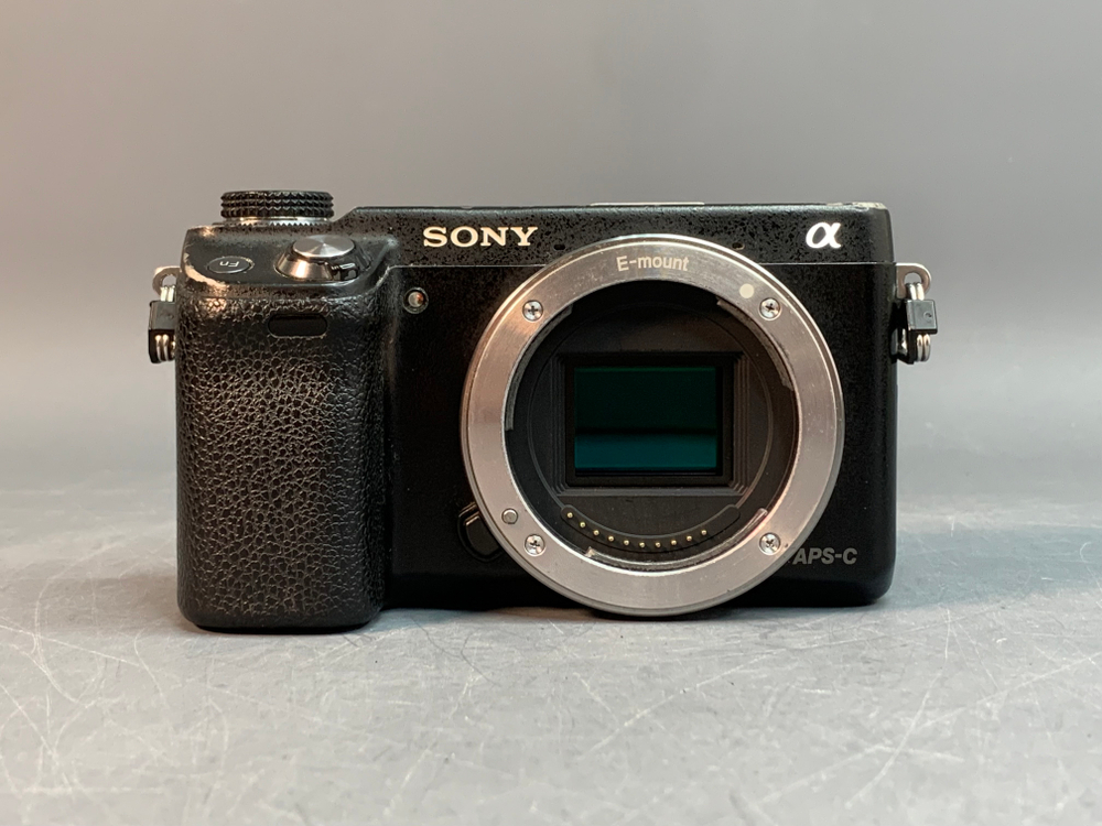 Sony NEX-6 kit 16-50mm 84.900 кадров, иногда заедает зум