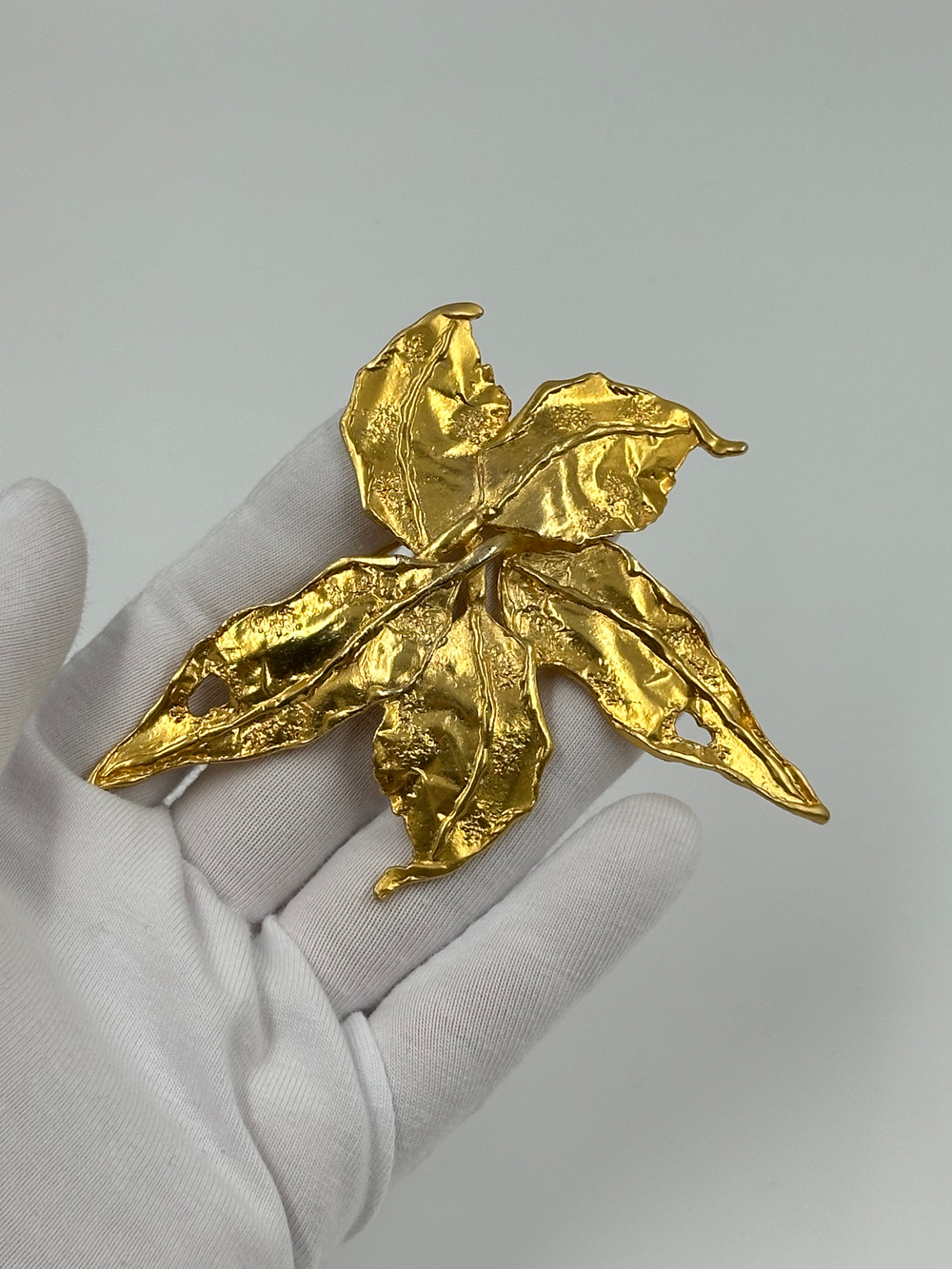Крупная брошь Листья