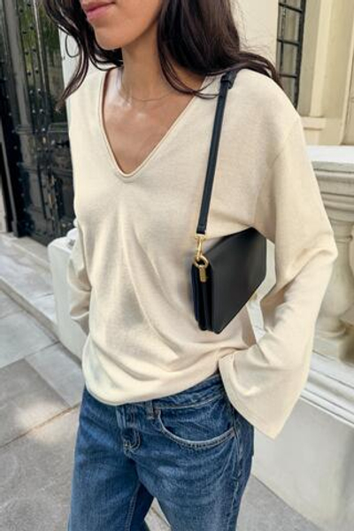 ФУТБОЛКА В СТИЛЕ РУСТИК С V-ОБРАЗНЫМ ВЫРЕЗОМ — ZARA