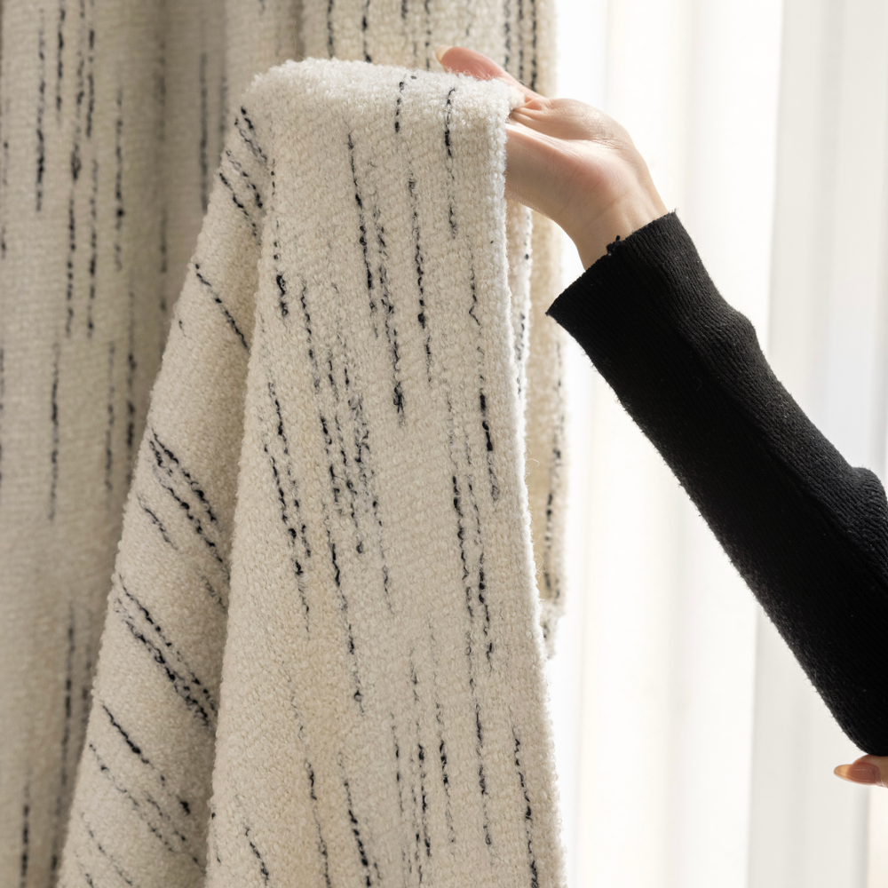 Шерстяная портьерная ткань «Ivory Pinstripe Bouclé» — плотное букле с вертикальной графитовой полосой для штор от пола до потолка