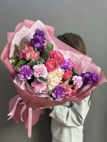 Авторский букет малиновой гамме