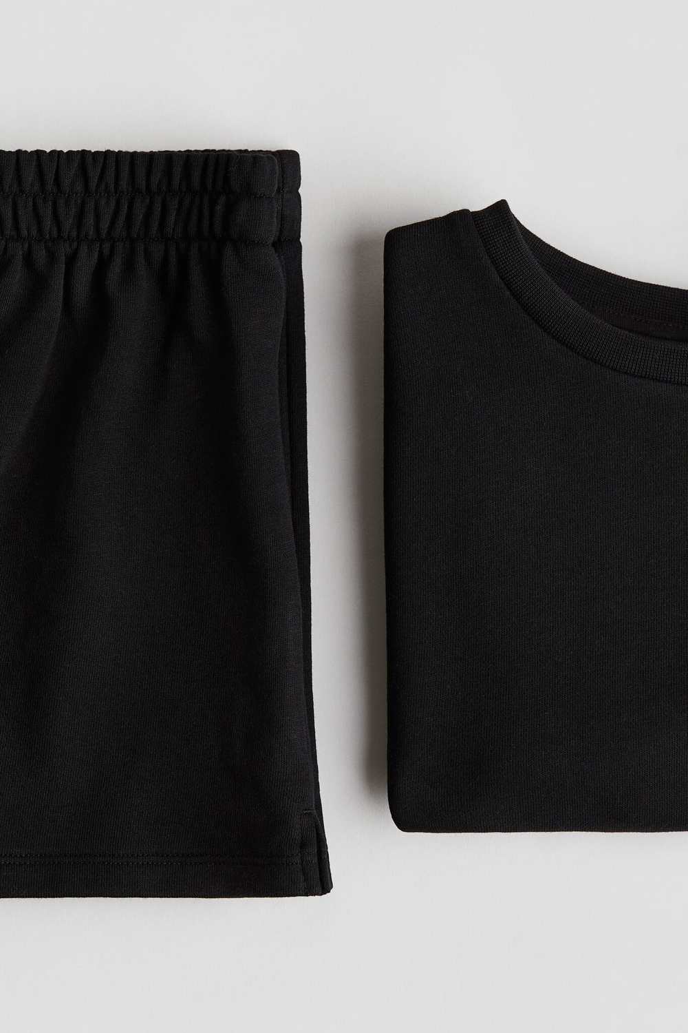 H&M Комплект из футболки и шорт, черный