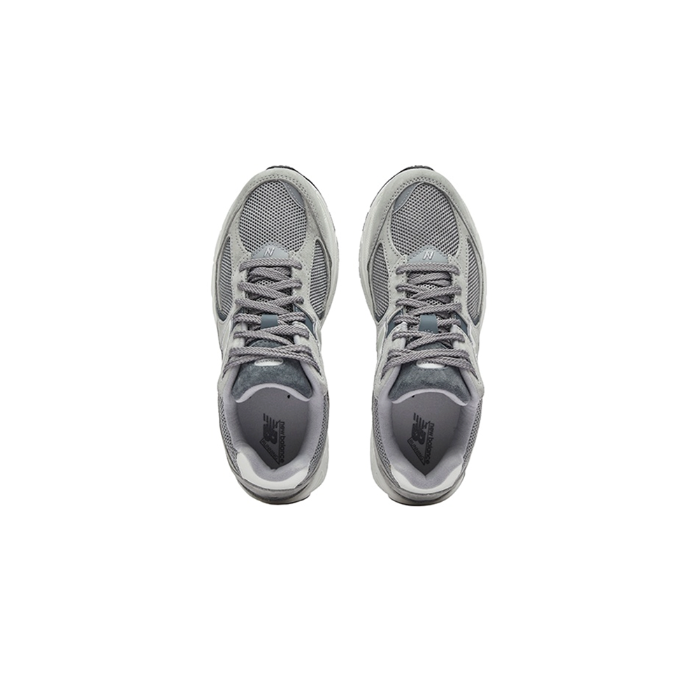 alt="Серый логотип N с белой окантовкой на New Balance 2002R Steel Grey"