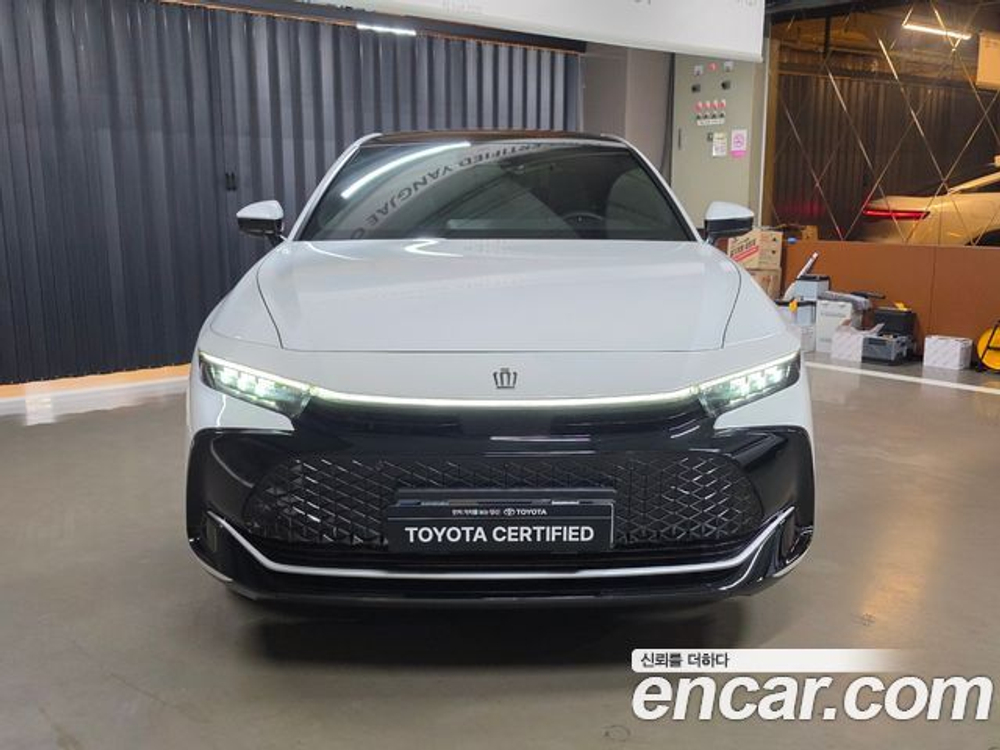 Toyota Crown 2.5 4WD Hybrid — 2025
