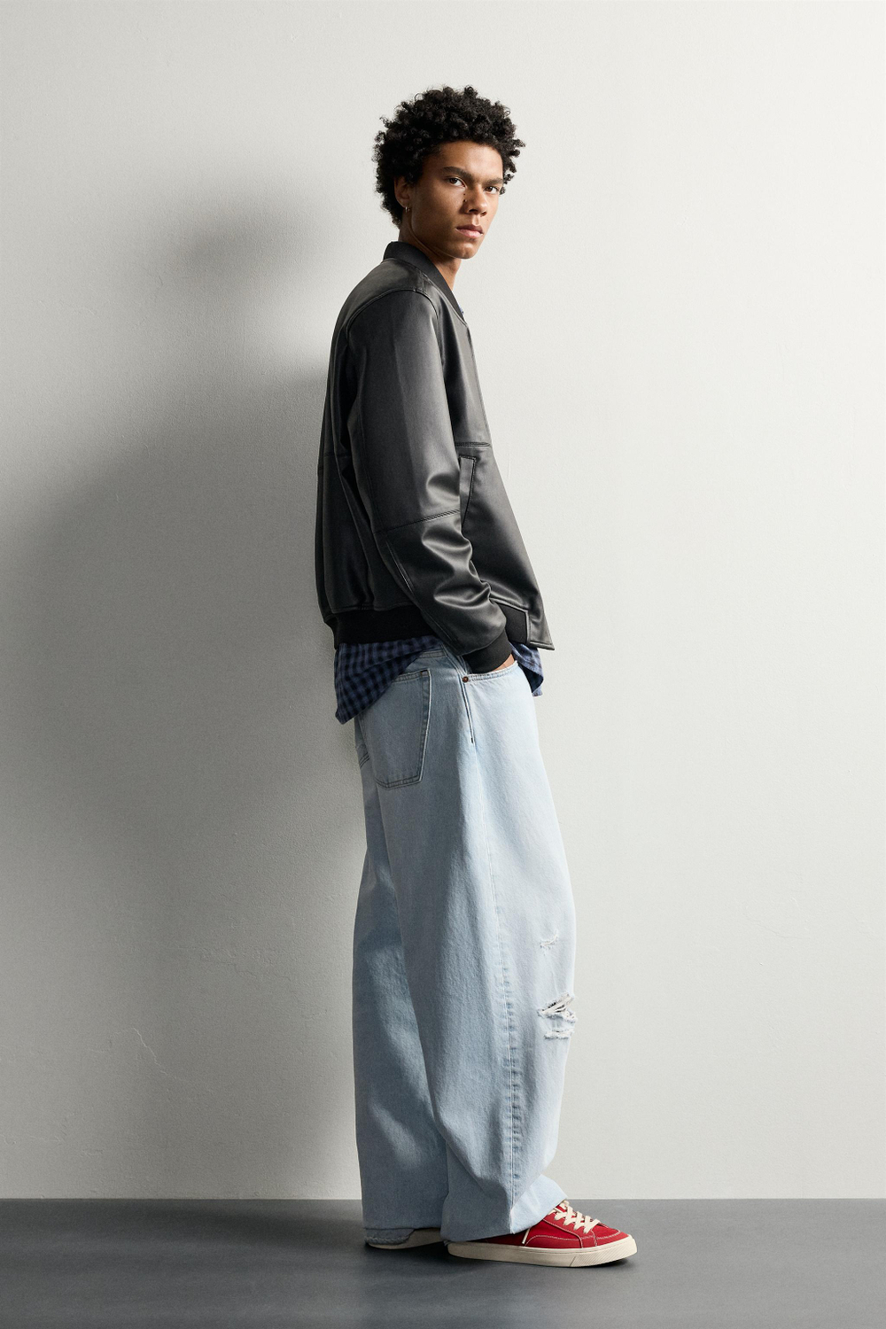 БОМБЕР ИЗ ИСКУССТВЕННОЙ КОЖИ — ZARA · 6318/606