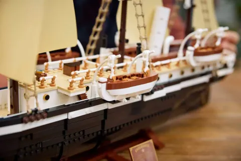 Конструктор LEGO Icons 10335 Модель корабля Выносливость