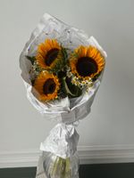 Кулек из подсолнухов и ромашки