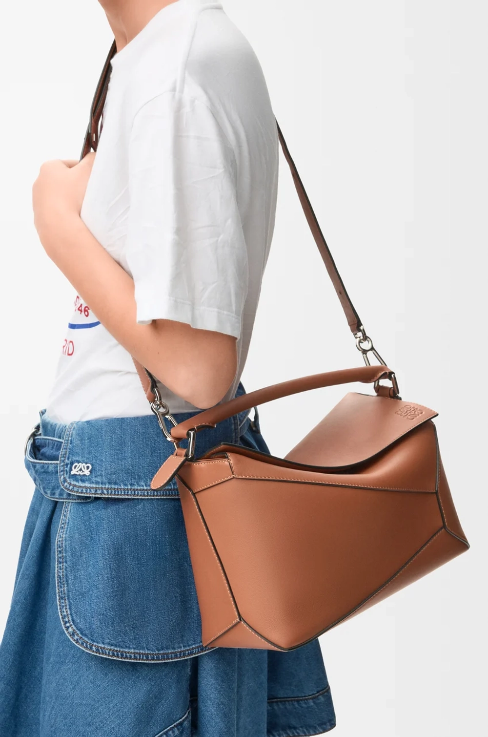 Loewe Сумка среднего размера Puzzle Edge из классической телячьей кожи, коричневый