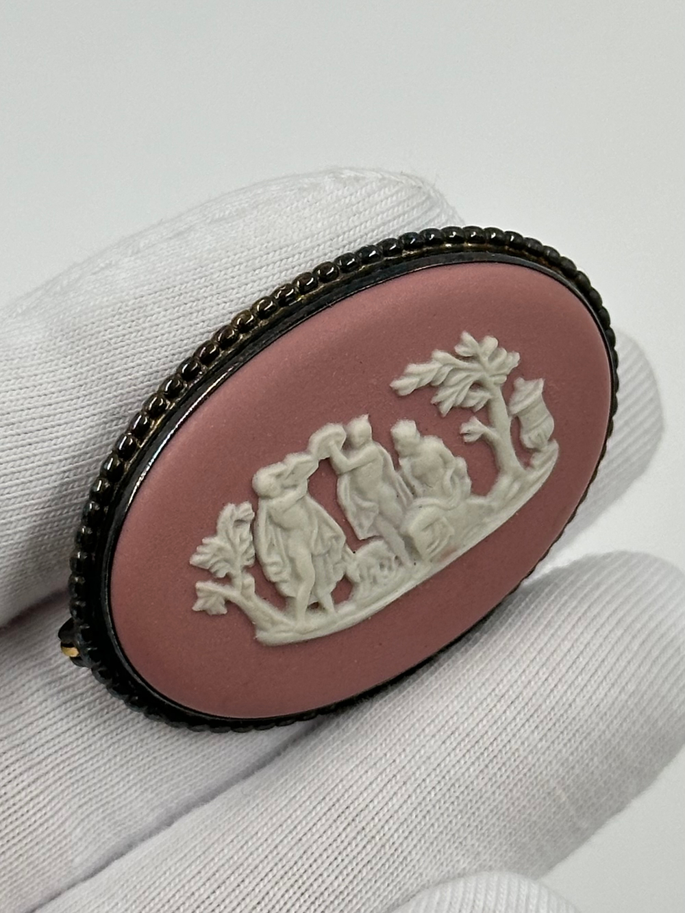 Брошь Wedgwood розовая