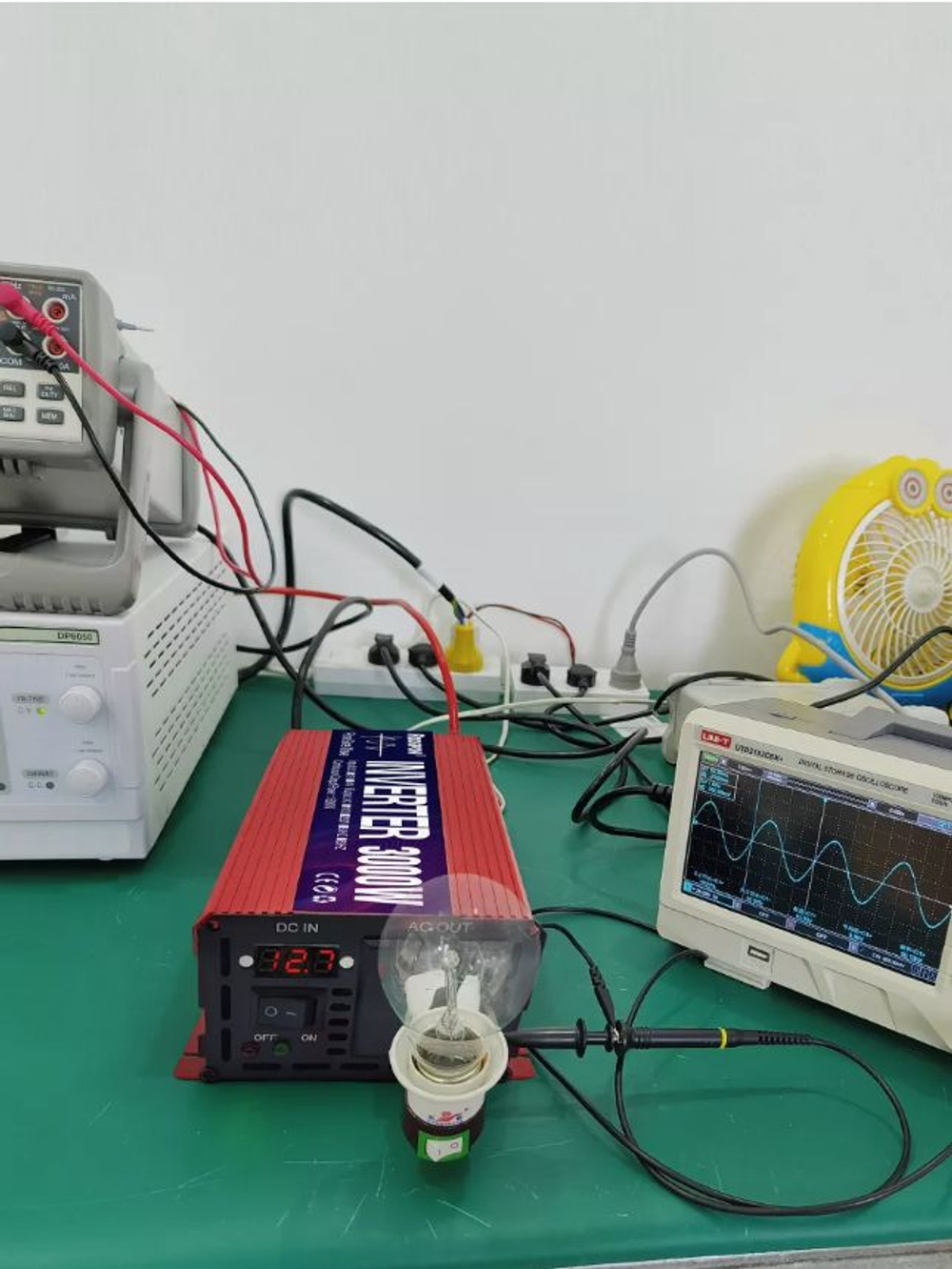Инвертор 12V-220V 2200W красный RDDSPON