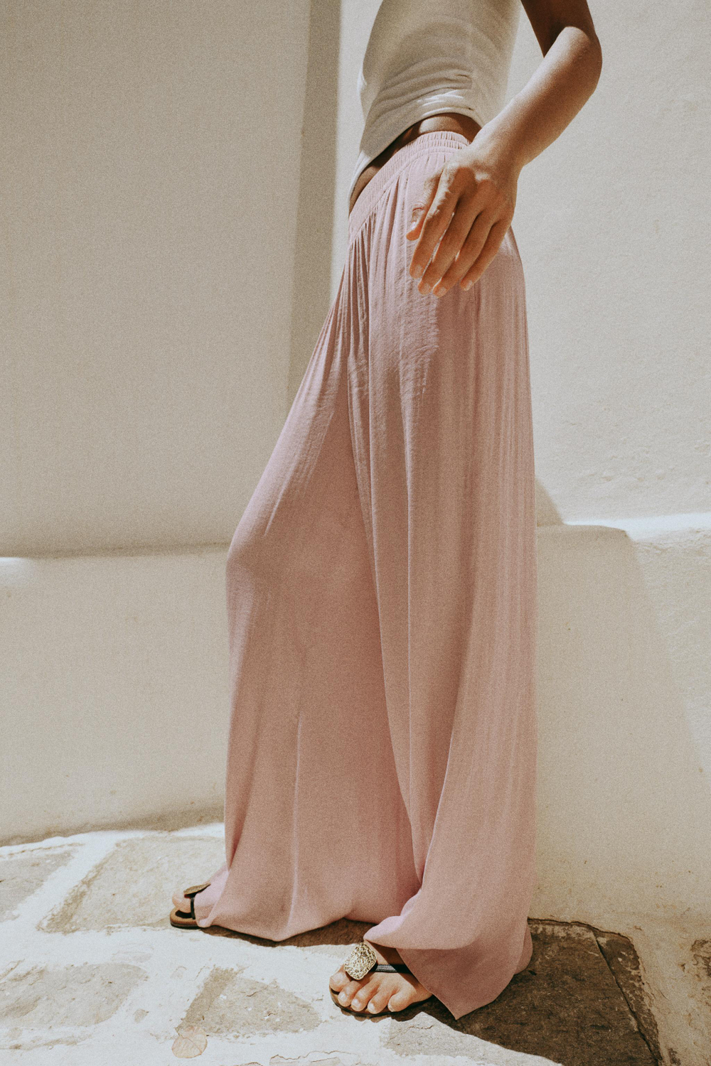 ШИРОКИЕ СТРУЯЩИЕСЯ БРЮКИ — ZARA