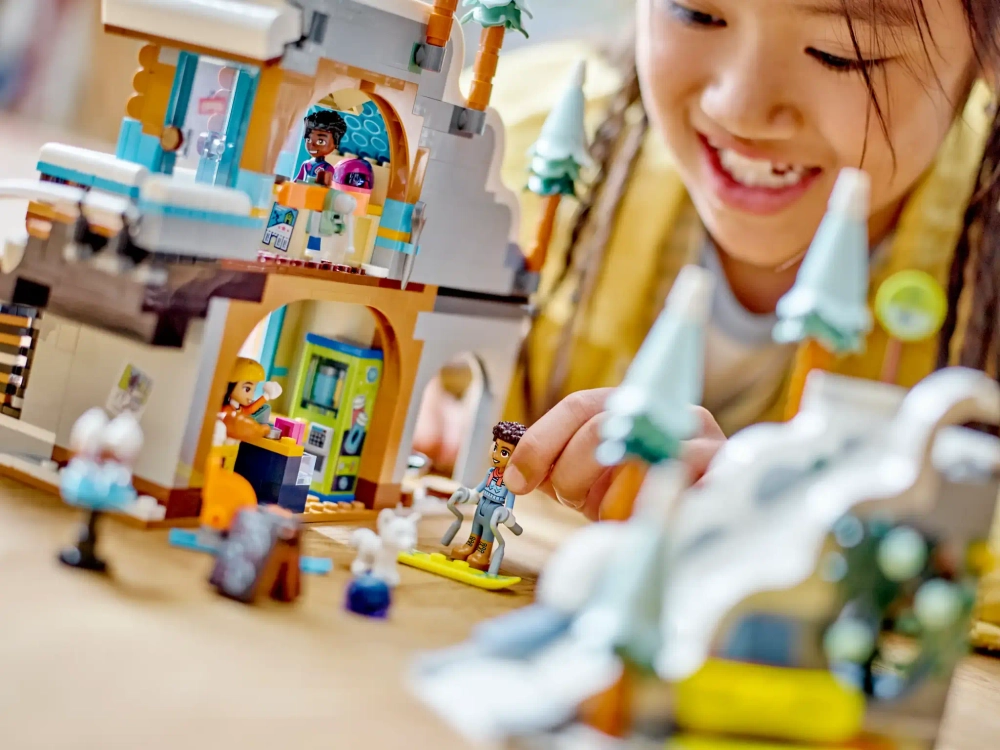 Конструктор LEGO Friends 41756 Каникулы: Лыжная трасса и кафе