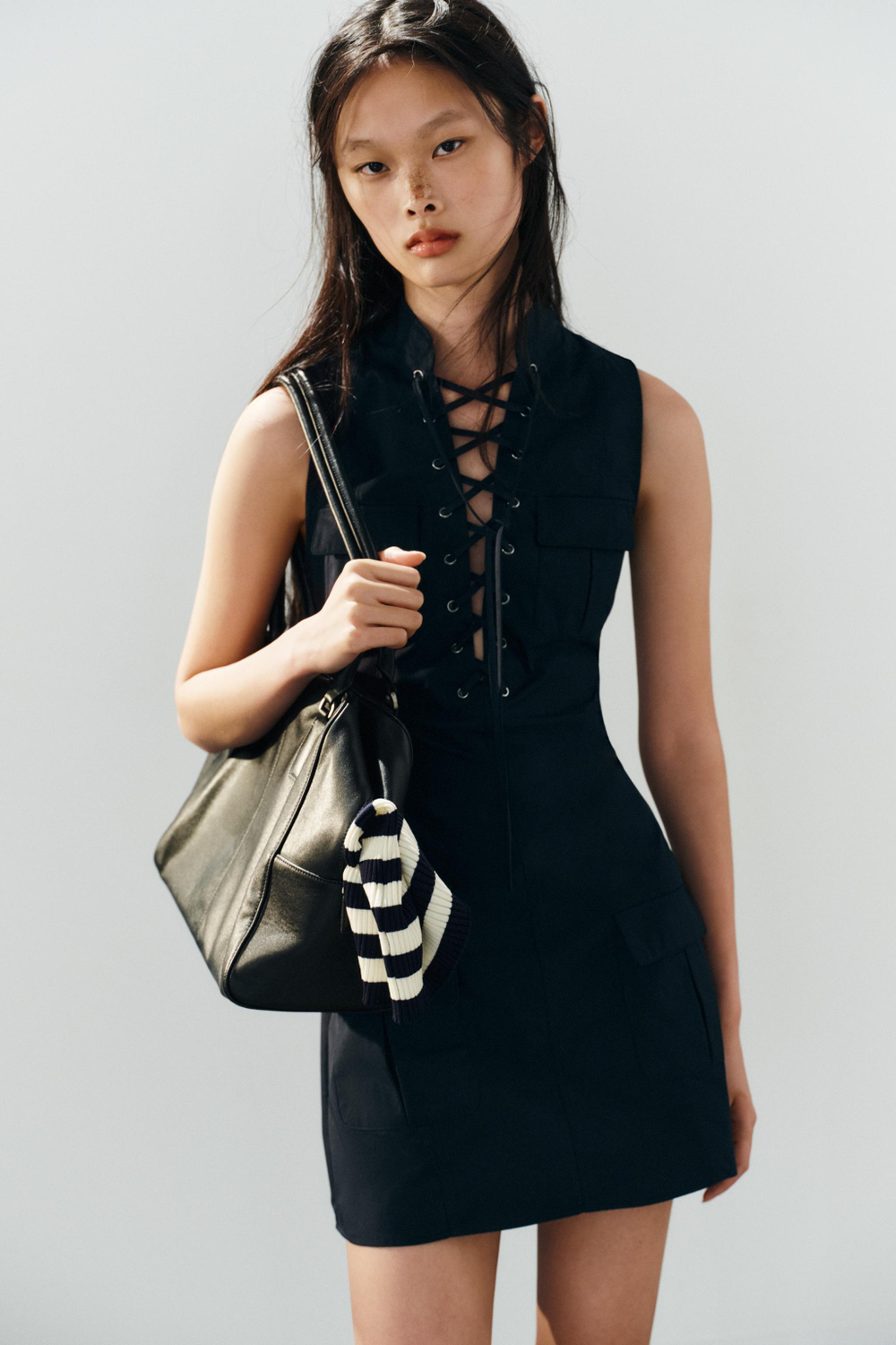 КОРОТКОЕ ПЛАТЬЕ С ПЕРЕКРЕСТНЫМИ БРЕТЕЛЯМИ И КАРМАНАМИ — ZARA