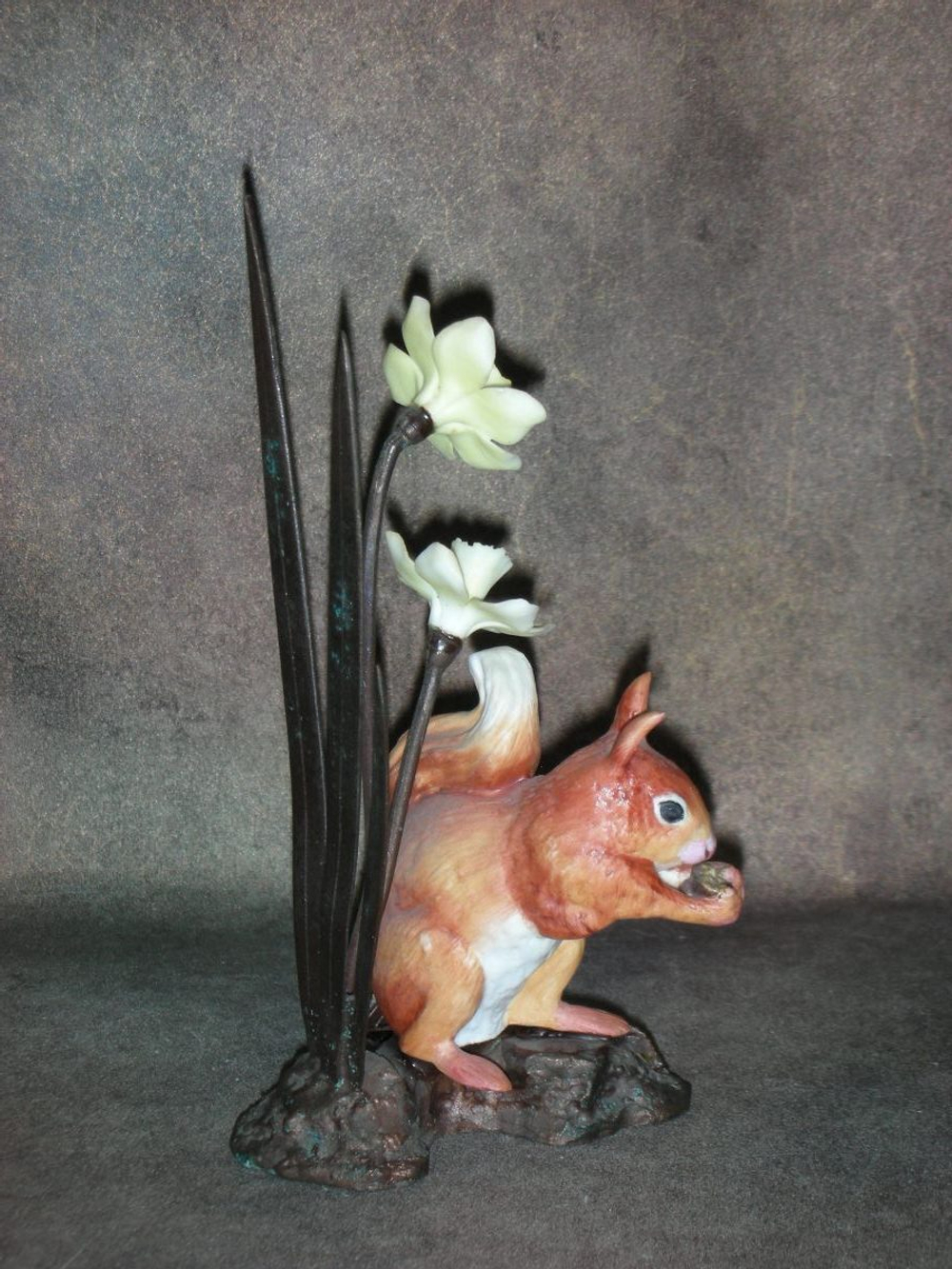 Статуэтка. Фарфор. Белочка с нарциссами. Royal Worcester. Англия