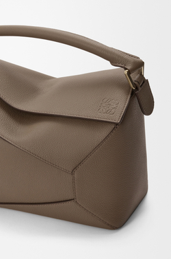 Loewe Сумка среднего размера Puzzle Edge из мягкой зернистой телячьей кожи, серо-коричневый