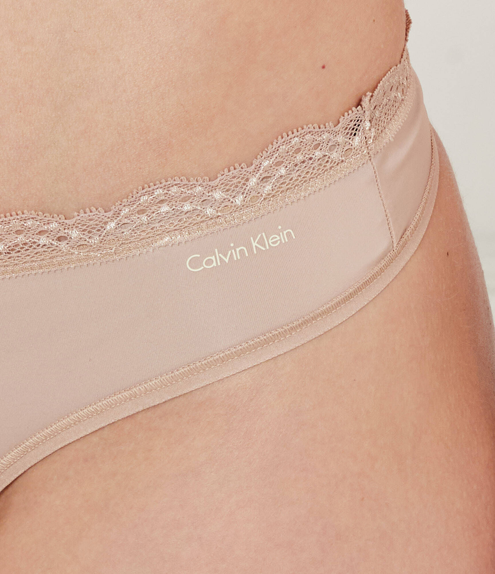 Стринги Calvin Klein Underwear - бежевый(LV00QD5270)