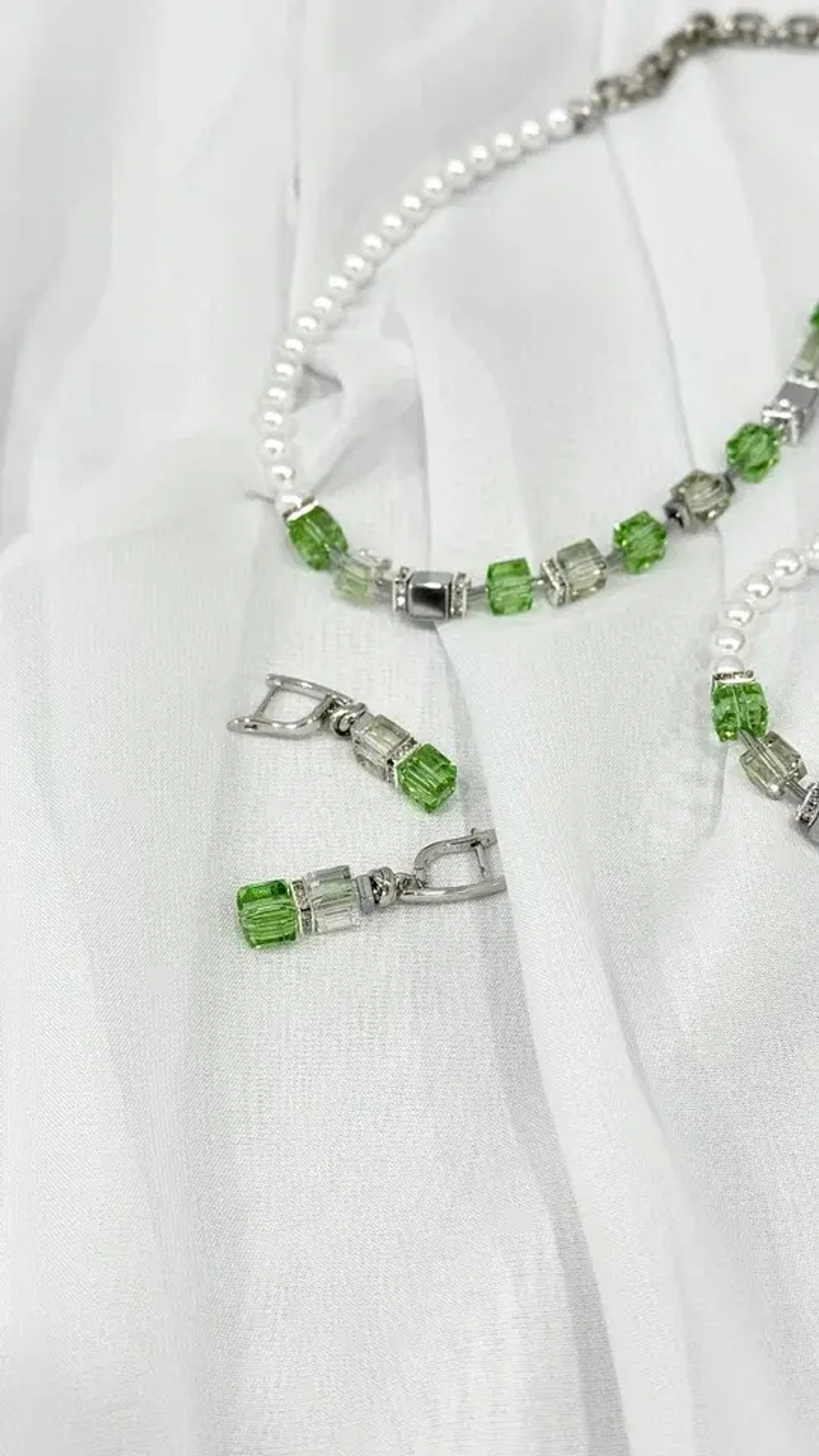 Серьги из салатовых и прозрачно-радужных кубиков Swarovski с гематитом и кристаллами,оттенок серебро