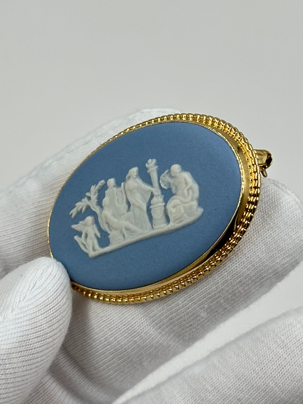 Брошь Wedgwood голубая