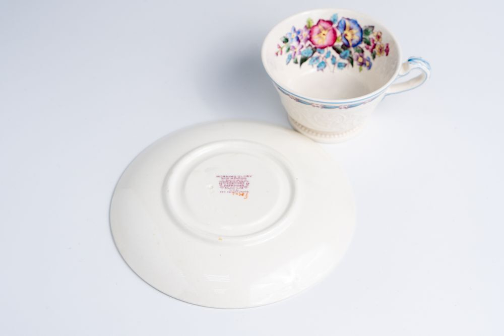 Чайная пара Wedgwood из серии Morning Glory, украшенная рельефом и цветочным рисунком