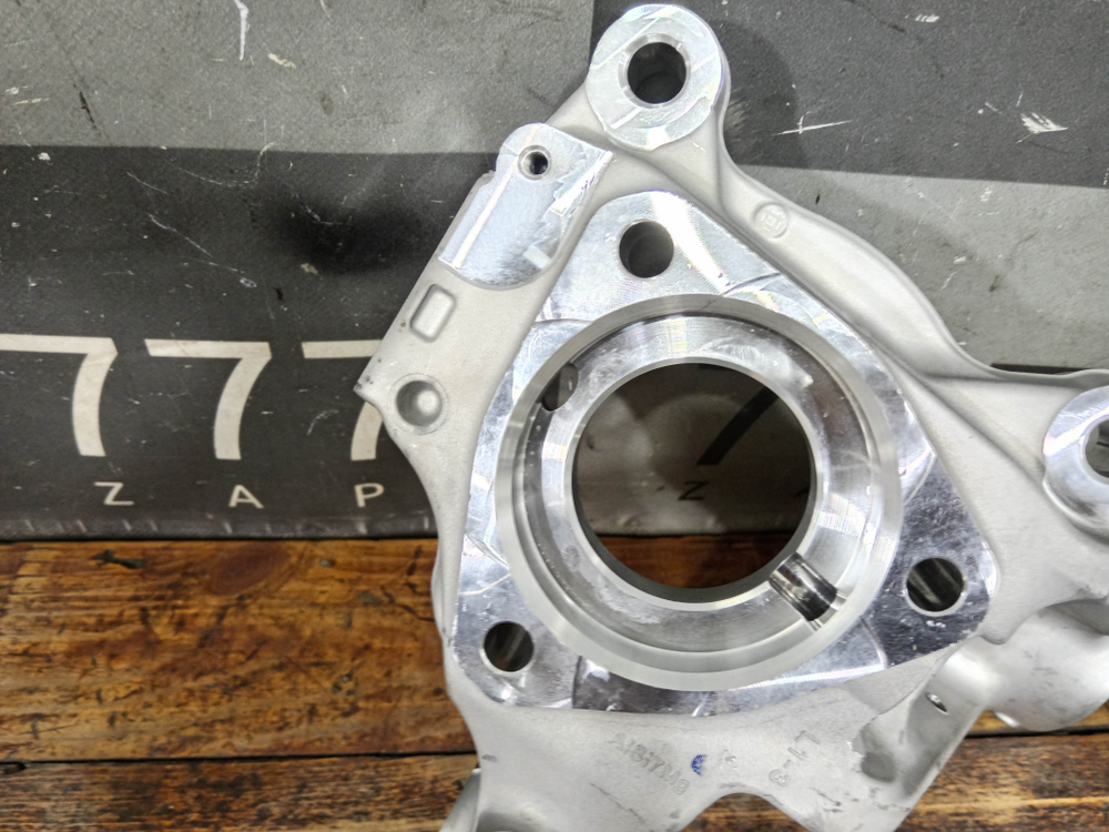 Кулак поворотный левый Geely Monjaro 21-нв Новое Оригинал 4048088200