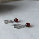 Серьги Лист с подвесом шар с вишневым янтарем