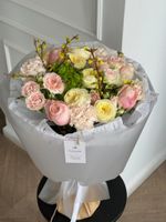 Букет из кустовых роз, гортензии, диантусов и форзиции