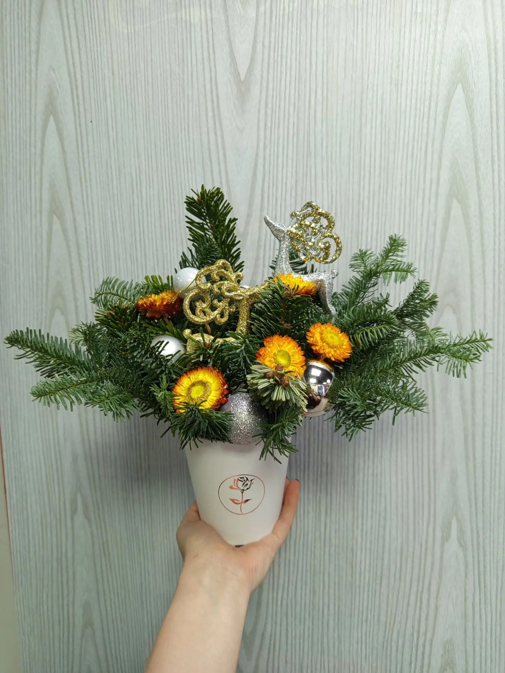 Новогодняя композиция в крафтовом стакане