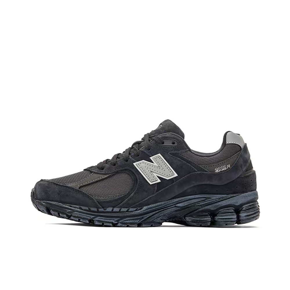 alt="New Balance 2002R Black Grey M2002RBV черные с серыми акцентами вид сбоку на белом фоне"