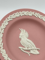 Тарелка декоративная Wedgwood «Попугай Какаду» розовая