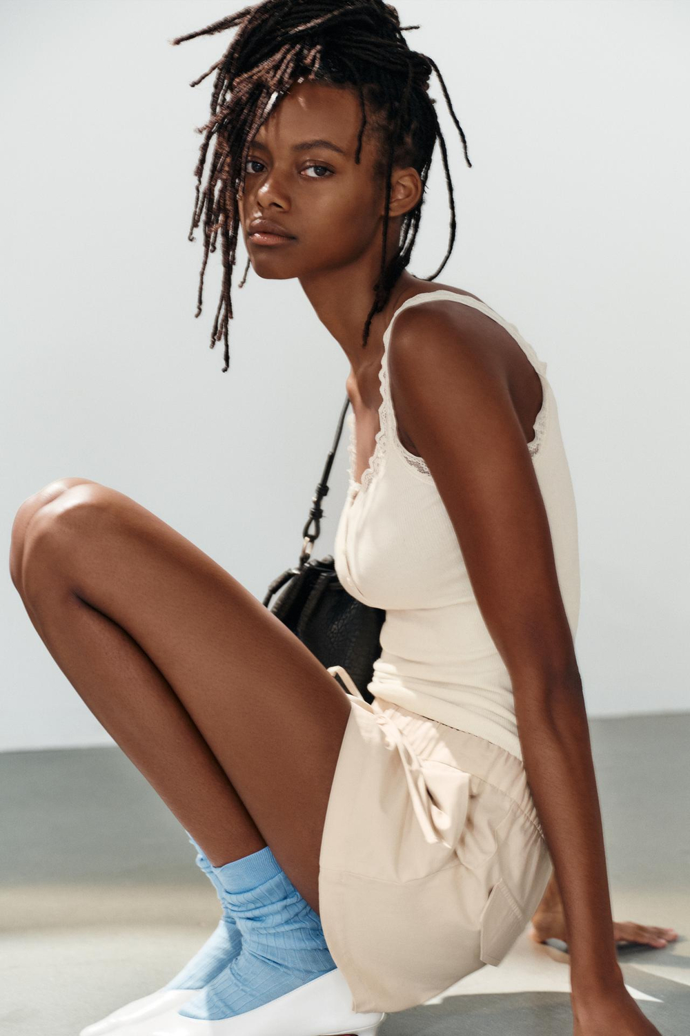 ZARA КРУЖЕВНОЙ ТОП В СТИЛЕ ХЕНЛИ, ЖЕЛТОВАТО-БЕЛЫЙ
