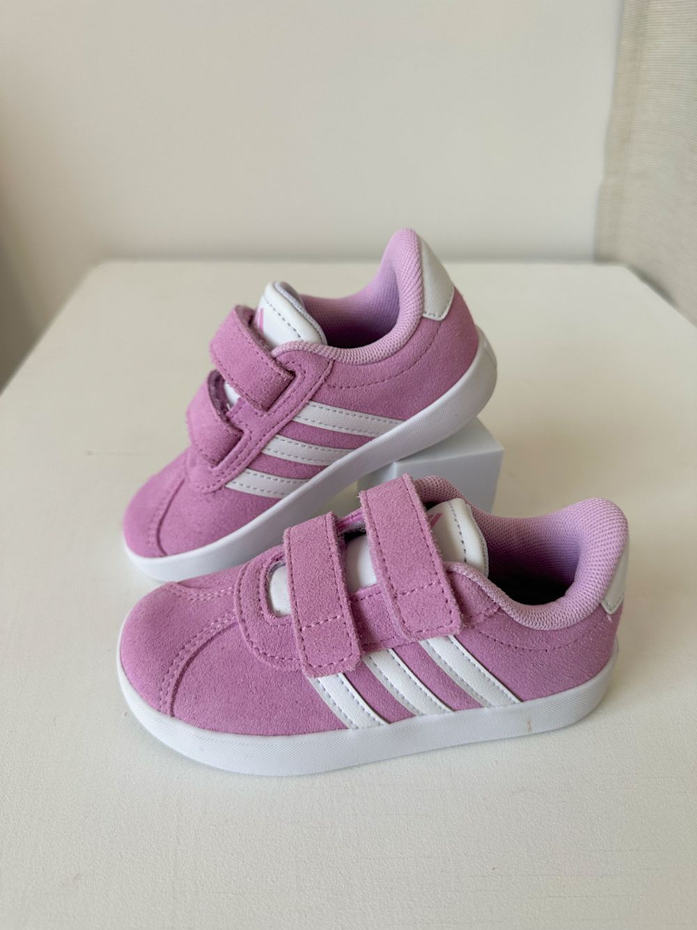 Новые замшевые кеды Adidas, 25