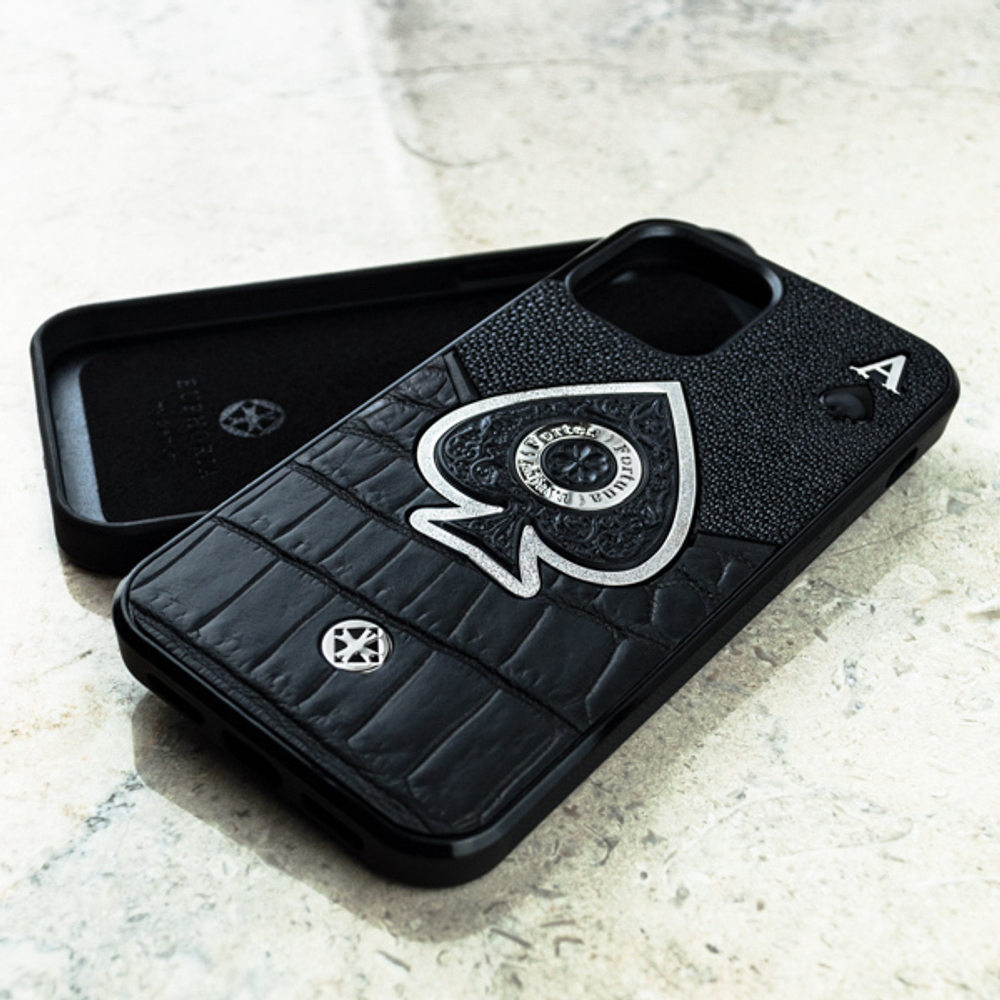Чехол iPhone 17 Pro Ace of Spades — кожа крокодила и морского ската, гравировка Fortes Fortuna Adjuvat