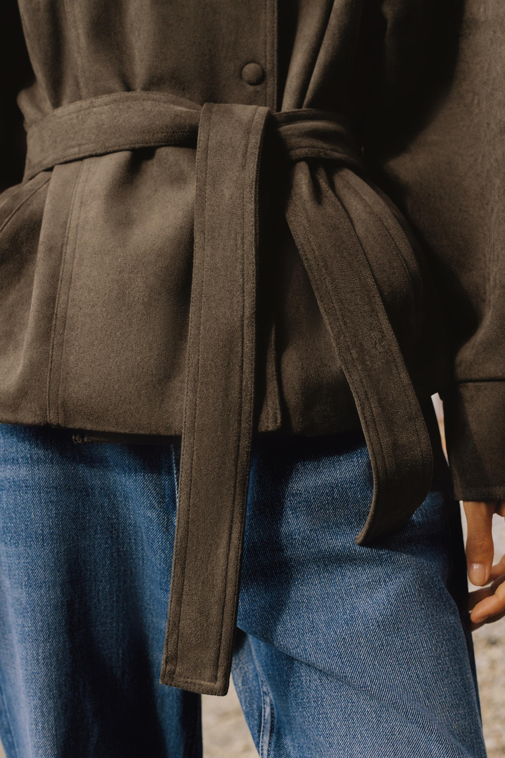 КУРТКА ИЗ ИСКУССТВЕННОЙ ЗАМШИ С ПОЯСОМ — ZARA