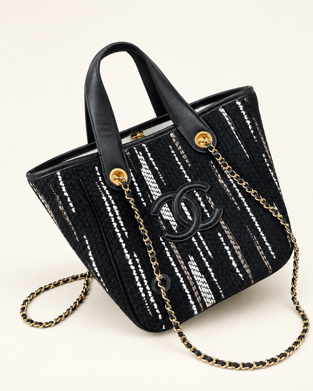 Женская сумка-корзинка Chanel из канваса — чёрная, 21 см