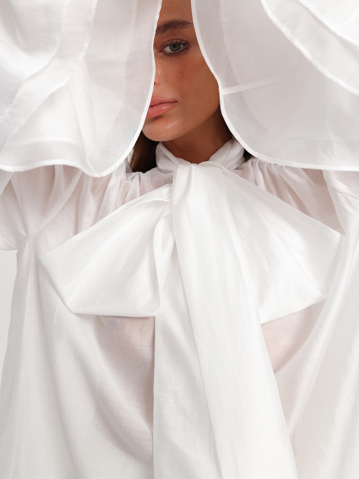 Блуза с бантом белая