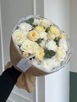 Букет сборный из хризантемы, эвкалипта и кустовых пионовидных роз