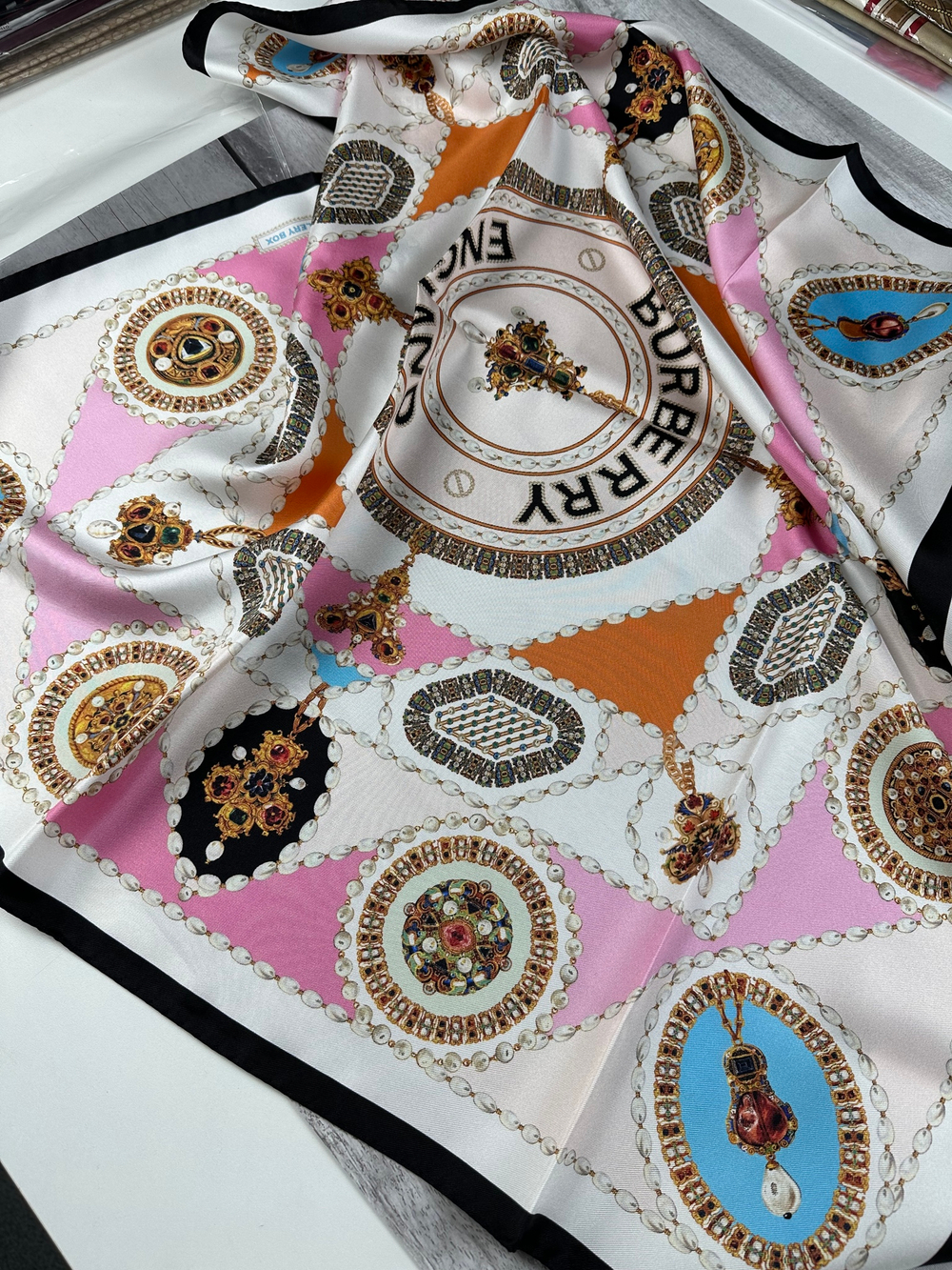 Шёлковый шарф Burberry, 210х70см, Цветы/ювелирка, подшит, с бирками и пакетом