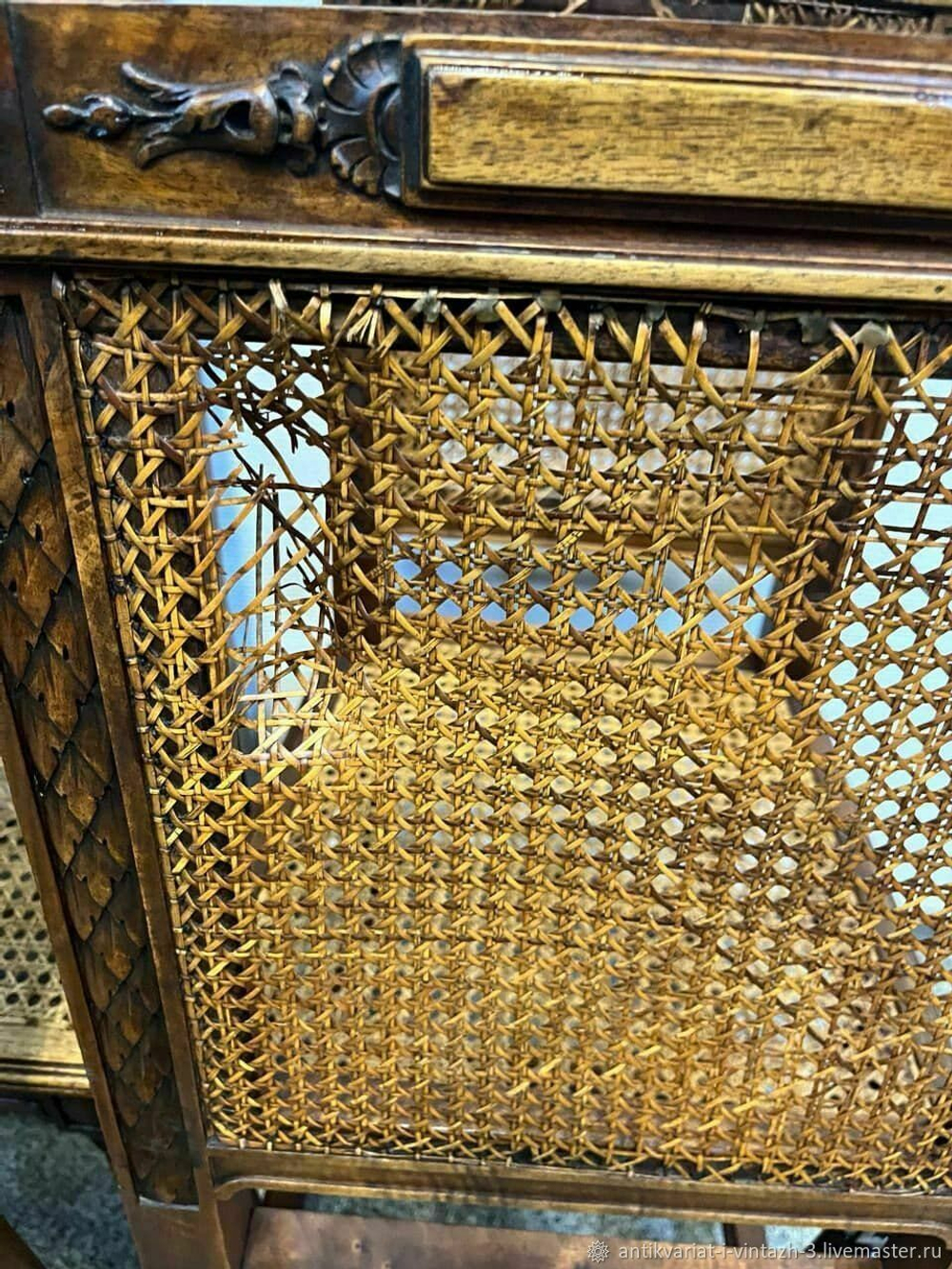 Старинные стулья с ротангом
