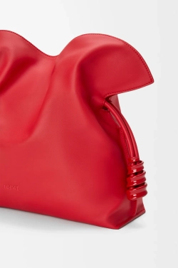 Loewe Сумка-клатч среднего размера Coil Flamenco из телячьей кожи наппа, ярко-красный