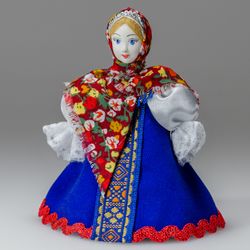 Малая подвесная кукла в платочке