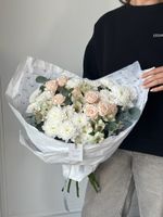 Букет из кустовых пионовивидных роз, хризантемы, альстромерии и эвкалипта