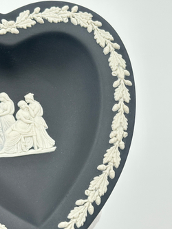 Декоративная тарелка/мелочница «Карточные масти, Черви» Wedgwood чёрная