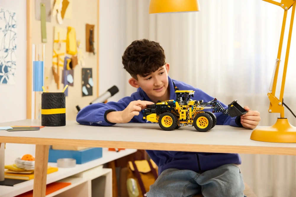 Конструктор LEGO Technic 42209 Электрический колесный погрузчик Volvo L120