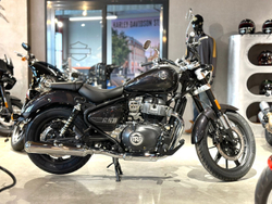 Royal Enfield Super Meteor 650 Astral Black (Base)