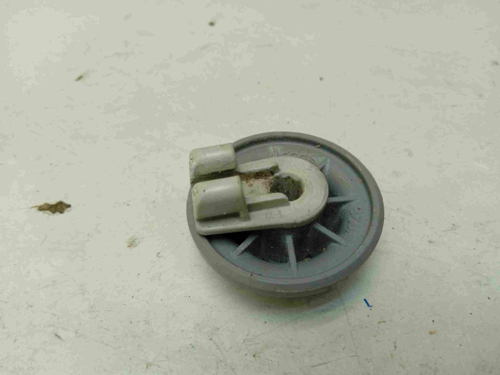 SMV50E30RU/97 ктп24 Ролик нижней корзины для посудомоечной машины Bosch SMV50E30RU/97 б/у