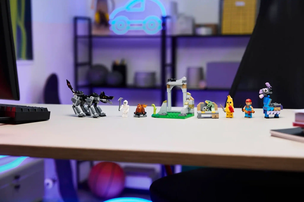 Конструктор LEGO Fortnite 77075 Лагерь Банана и Свечи Зажигания