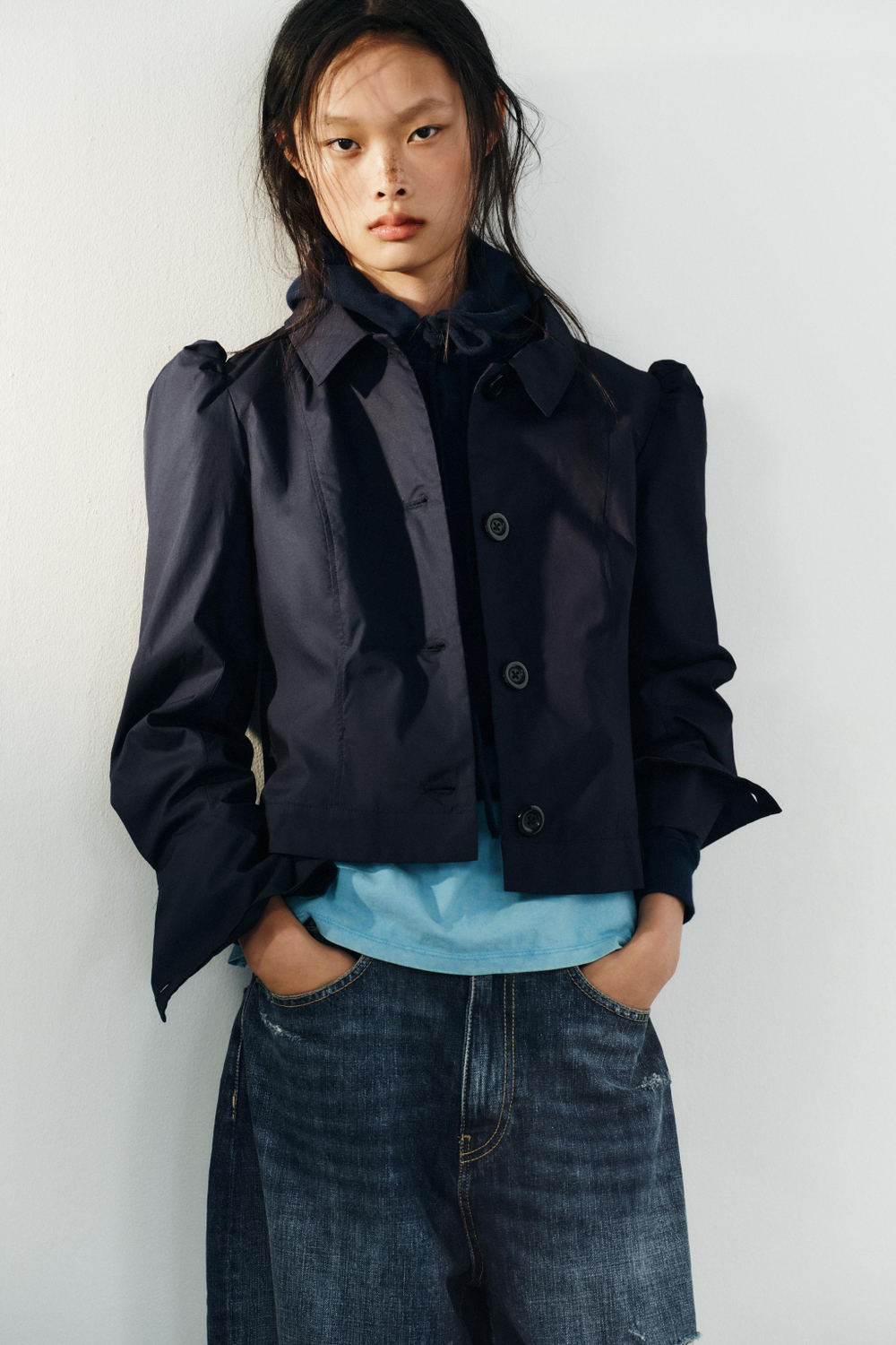 УКОРОЧЕННЫЙ БЛЕЙЗЕР СО СБОРКАМИ НА ПЛЕЧАХ — ZARA