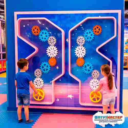 Интерактивная игровая стена «Шестерёнки вселенной», 2,44×0,39×2,44 м