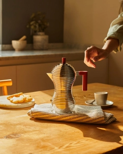Alessi Алюминиевая турка кофеварка Pulcina на 6 чашек. черная ручка MDL02/6BCH